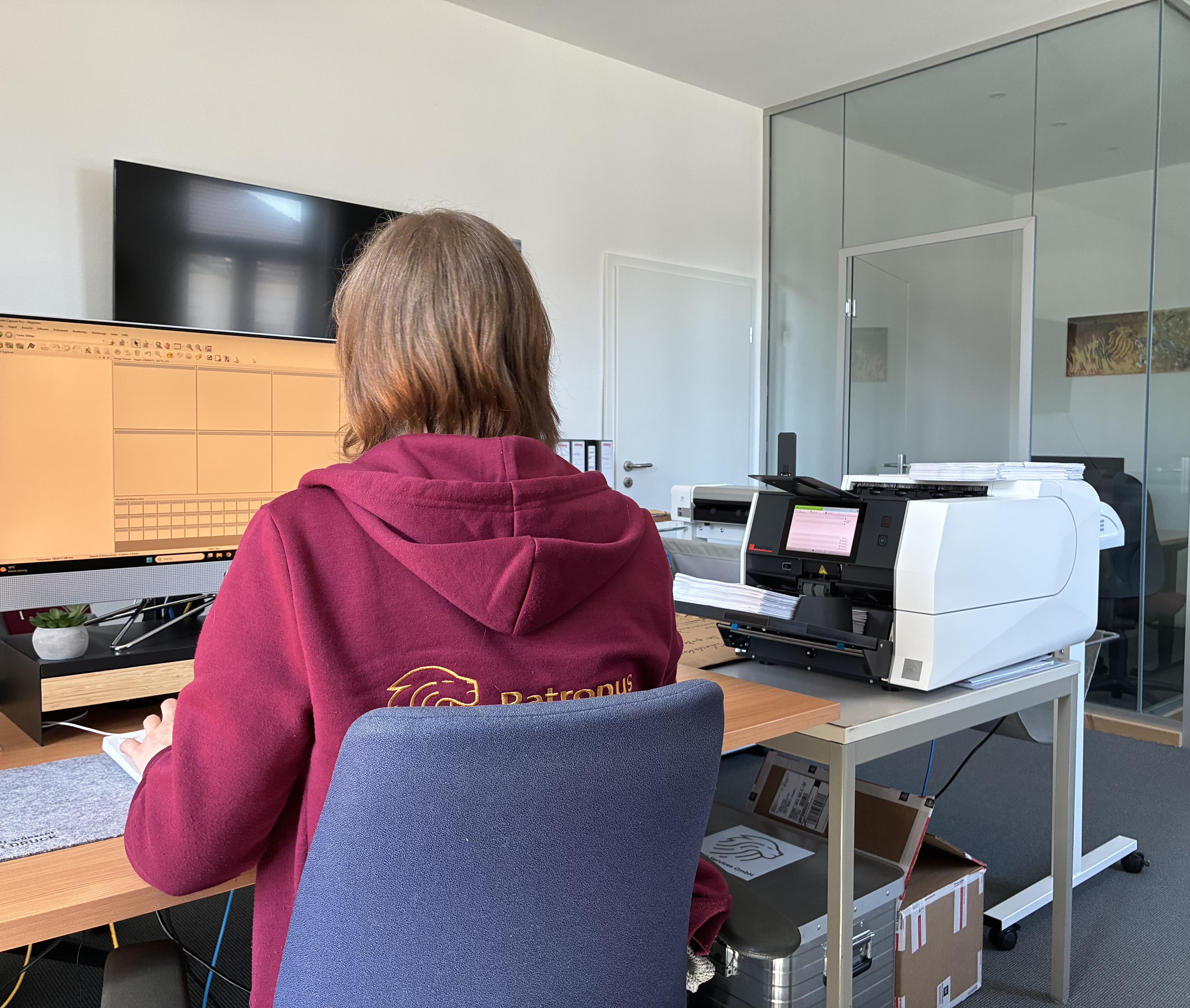 Patronus-Mitarbeiterin beim professionellen Scannen von Dokumenten