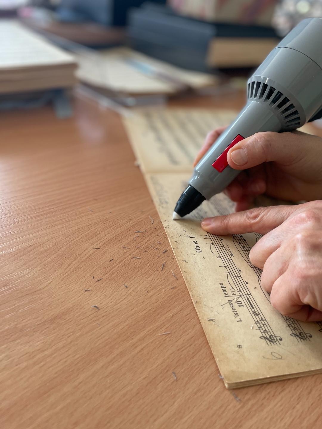 Belegaufbereitung bei Patronus – motorbetriebener Radiergummi entfernt Verunreinigungen von Dokumenten